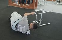 VIDEO | Una empresa china diseña un cinturón "anticaída" para las personas mayores