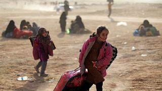 طفلة تمشي بالقرب من باغور في محافظة دير الزور في سوريا أرشيف رويترز