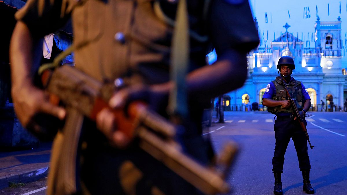 أفراد من الأمن أمام ضريح القديس أنتوني، بعد أيام من سلسلة من الهجمات الانتحارية، سريلانكا أرشيف رويترز