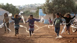 أطفال يلعبون في مخيم للمهجرين السوريين شمال إدلب. حزيران/2019