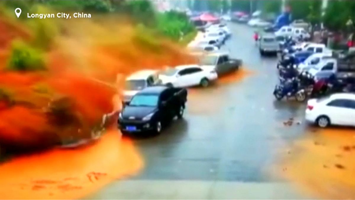 VÍDEO: Un violento deslizamiento de tierra mata a un hombre y entierra varios coches en China