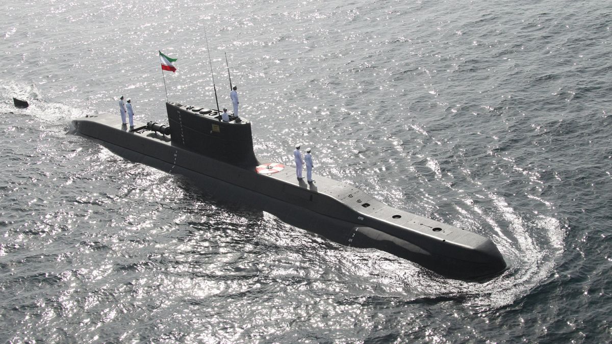 غواصة تابعة لسلاح البحرية الإيراني تمخر في عباب خليج عمان. شباط/2019