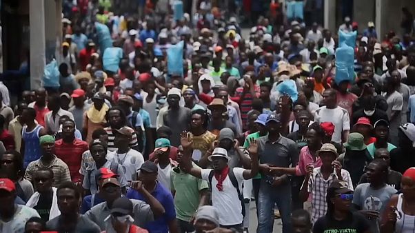 Haitianos pedem demissão do presidente nas ruas Haitianos pedem demissão do presidente nas ruas