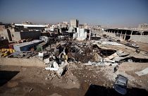 موقع تعرض لغارة جوية في أحد أحياء صنعاء يوم 10 أبريل
