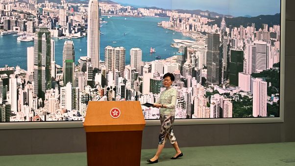 Hong Kong lideri Çin'e iade yasasını erteledi Hong Kong lideri Çin'e iade yasasını erteledi