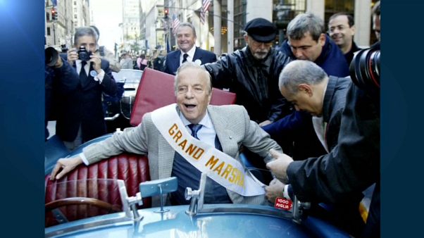 وفاة مخرج السينما والأوبرا الإيطالي فرانكو زيفريللي عن عمر ناهز 96 عاما وفاة مخرج السينما والأوبرا الإيطالي فرانكو زيفريللي عن عمر ناهز 96 عاما