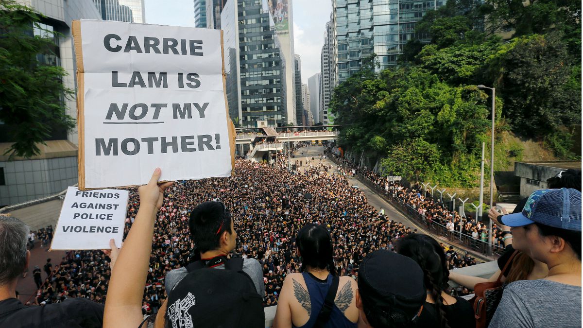 Manifestantes exigem cancelamento do projeto-lei e demissão de Carrie Lam