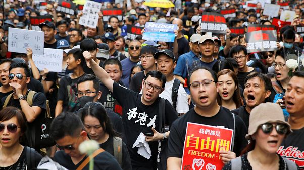 Hong Kong’da iade yasası ertelenmesine rağmen, yüz binlerce kişi sokaklara döküldü Hong Kong’da iade yasası ertelenmesine rağmen, yüz binlerce kişi sokaklara döküldü