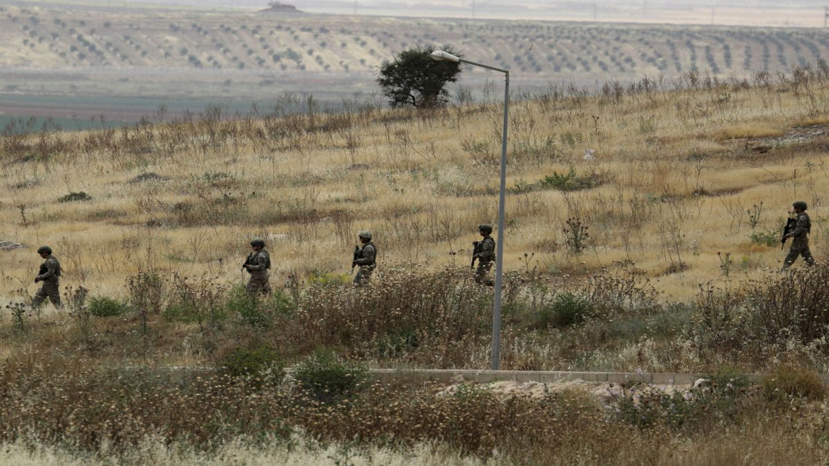 جنود أتراك عند الحدود مع سوريا 