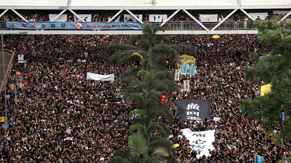 هنگ کنگ؛ معترضان سیاه‌پوش خواستار برکناری کری لام شدند