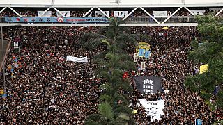 هنگ کنگ؛ معترضان سیاه‌پوش خواستار برکناری کری لام شدند
