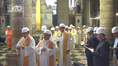 Casque de rigueur pour la première messe à Notre-Dame depuis l'incendie