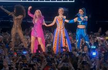 Spice Girls end tour with emotional apology