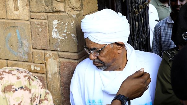Sudan: l'ex presidente Omar al Bashir in tribunale Sudan: l'ex presidente Omar al Bashir in tribunale
