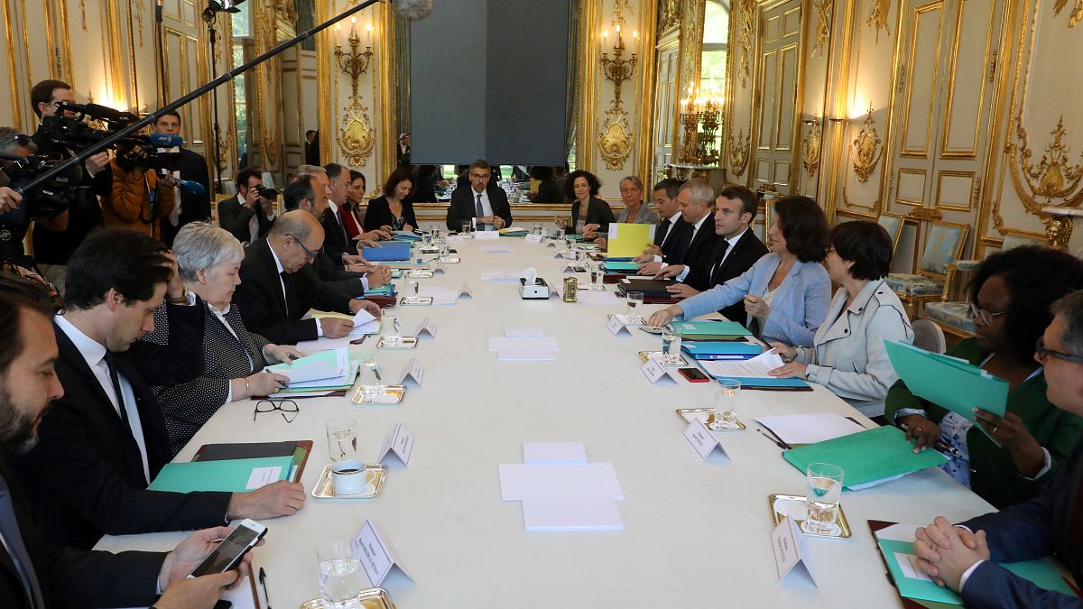 فرنسا تخطط لإلغاء إعفاءات ضريبية للشركات بقيمة مليار يورو