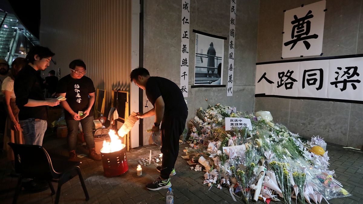 Gyűlnek a virágok a hongkongi tüntetésen