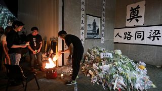 Gyűlnek a virágok a hongkongi tüntetésen