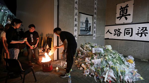 Gyűlnek a virágok a hongkongi tüntetésen Gyűlnek a virágok a hongkongi tüntetésen