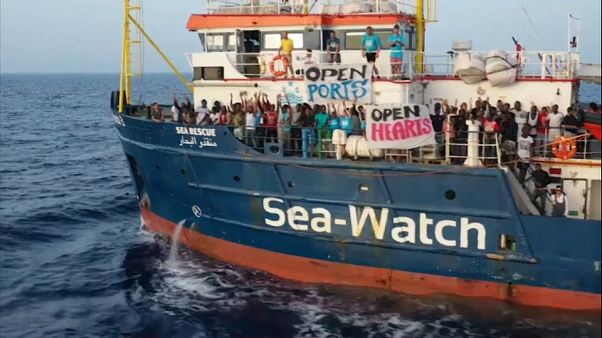 Sea Watch: ancora al largo mentre la Finanza notifica il decreto bis Sea Watch: ancora al largo mentre la Finanza notifica il decreto bis