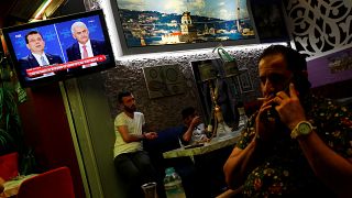 رواد مقهى في إسطنبول يتابعون البث الحي للمناظرة