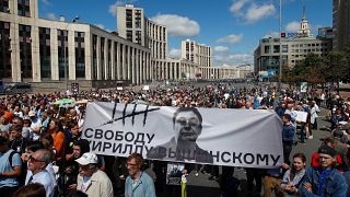 محتجون يطالبون بالإفراج عن الصحفي الاستقصائي إيفان غولونوف في موسكو يوم الأحد