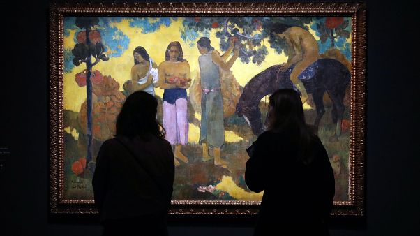 Paul Gauguin Rupe Rupe (Gyümölcsszedés) című 1899-es olajképét nézik látogatók Paul Gauguin Rupe Rupe (Gyümölcsszedés) című 1899-es olajképét nézik látogatók