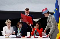 La firma de las ministras de Defensa, ayudadas por el presidente Emmanuel Macron