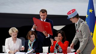 La firma de las ministras de Defensa, ayudadas por el presidente Emmanuel Macron