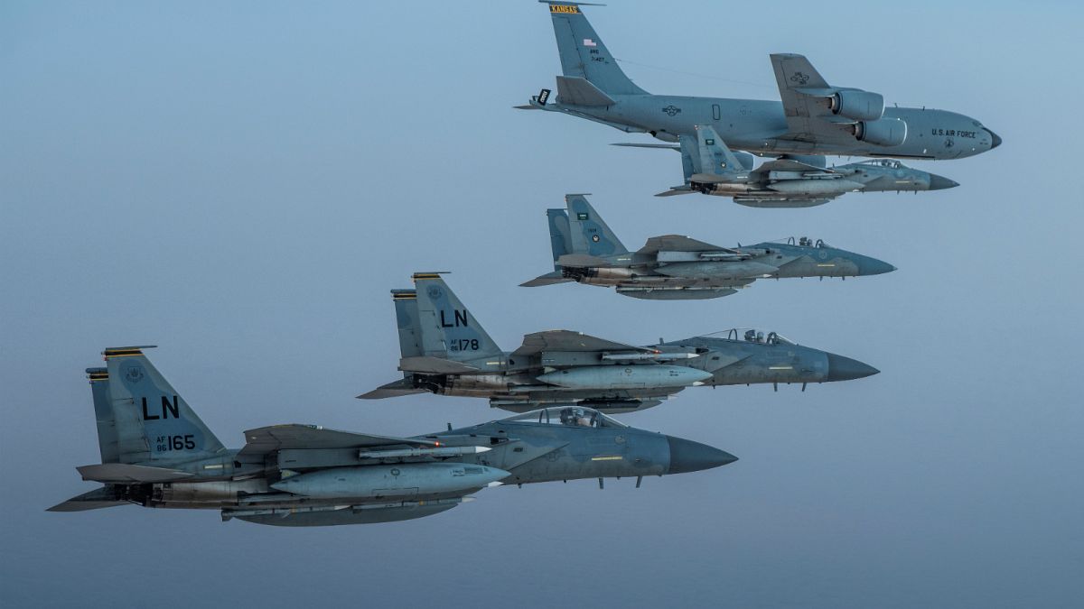 طائرات للقوات الجوية السعودية تحلق في تشكيل مع القوات الجوية الأمريكية 