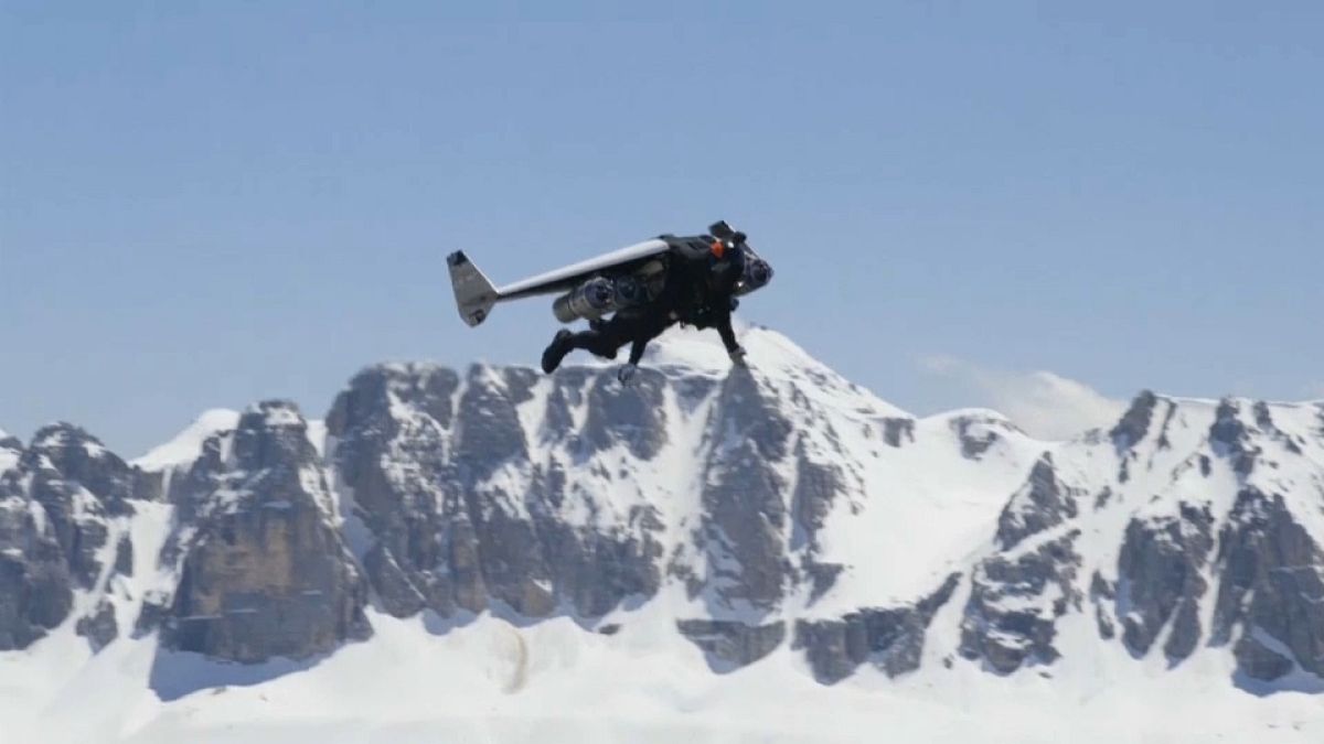 إيف روسي - الرجل الطائر ببزته النفاثة يحلق فوق جبال دولوميتيس الإيطالية
