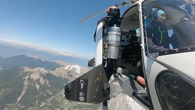 پرواز مخترع سوئیسی با «جت بال» برفراز کوه‌های شرق ایتالیا