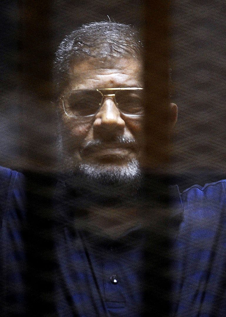 الرئيس المصري السابق محمد مرسي أثناء الحكم عليه بالإعدام في محكمة القاهرة يونيو/حزيران 2015