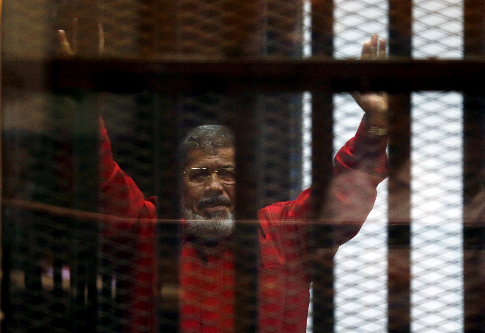 الرئيس المصري السابق محمد مرسي أثناء محاكمته في القاهرة يونيو/حزيران 2015