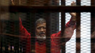الرئيس المصري السابق محمد مرسي أثناء محاكمته في القاهرة يونيو/حزيران 2015