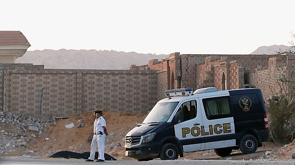 صورة للأمن امام المقابر التي دفن فيها مرسي صورة للأمن امام المقابر التي دفن فيها مرسي