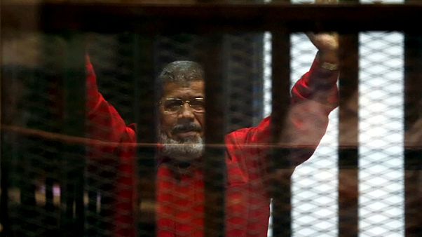 Nach fast 6 Jahren Haft: Mursi bricht vor Gericht zusammen und stirbt Nach fast 6 Jahren Haft: Mursi bricht vor Gericht zusammen und stirbt