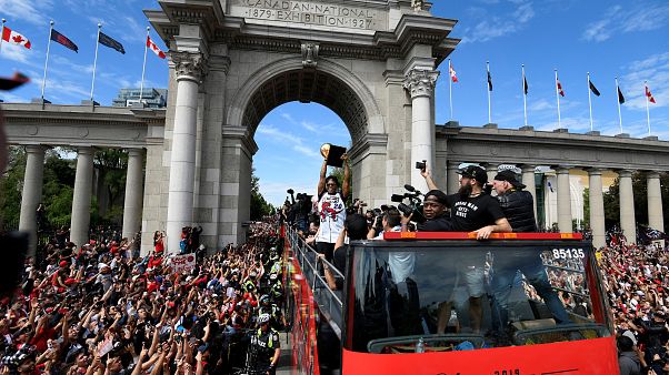 Dois milhões em Toronto para festa dos Raptors Dois milhões em Toronto para festa dos Raptors