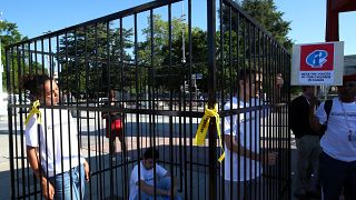 Κλείστηκαν σε κλουβιά για να διαμαρτυρηθούν στην μεταναστευτική πολιτική του Τραμπ