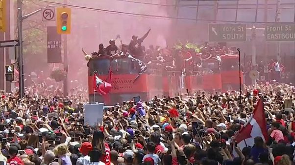 Másfél millióan ünnepelték a Toronto Raptors NBA-bajnoki címét Másfél millióan ünnepelték a Toronto Raptors NBA-bajnoki címét