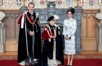 Βελούδινες κάπες και καπέλα με φτερά για βασίλισσες και βασιλιάδες!