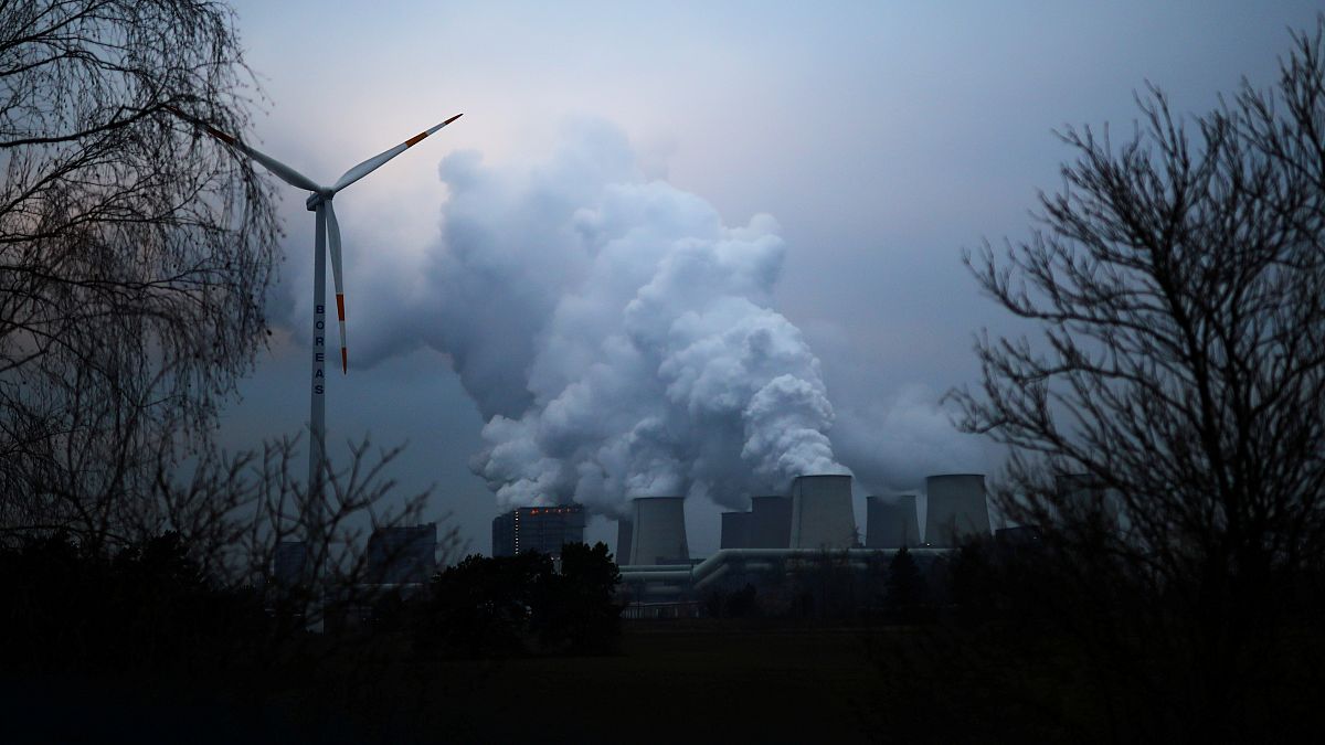 Vízgőz száll az égbe egy németországi ligniterőmű kéményéből, KÉPÜNK CSUPÁN ILLUSZTRÁCIÓ