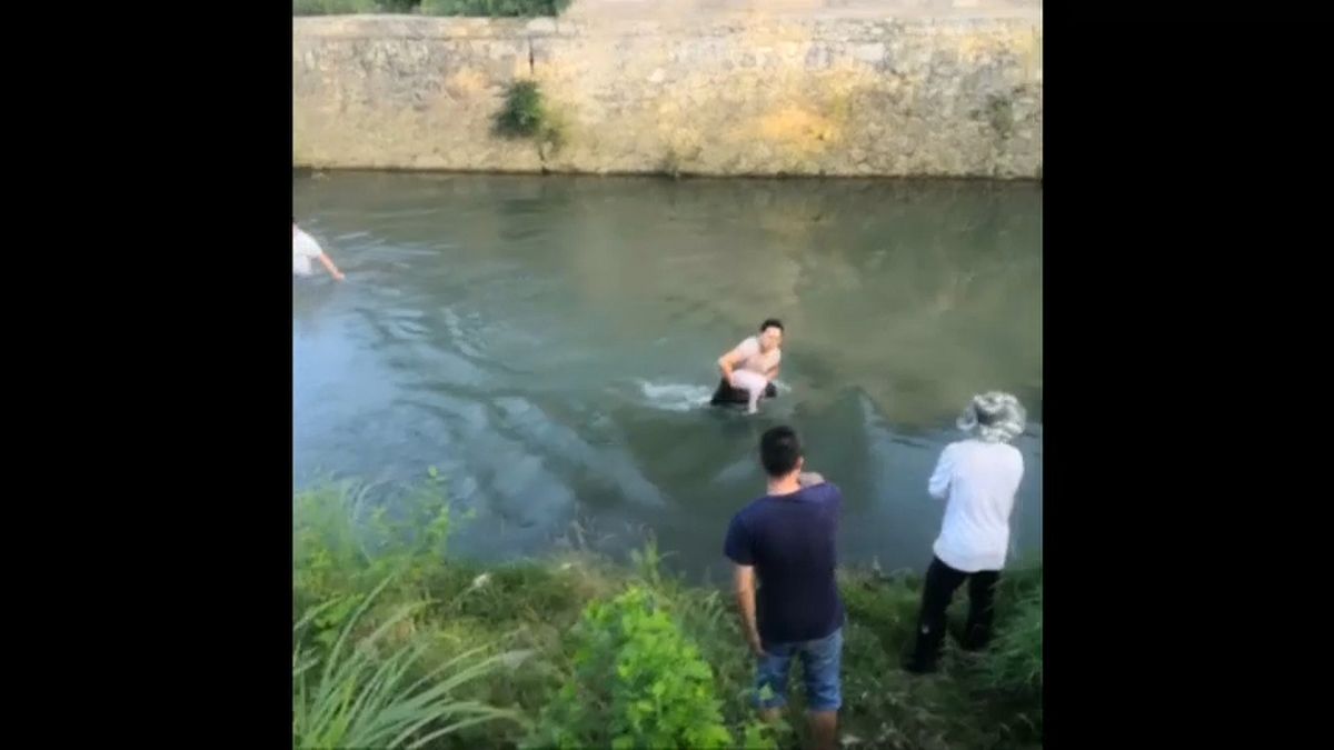 شاهد: إنقاذ طفلة ذات ثلاث سنوات من الغرق في نهر جنوب غرب الصين