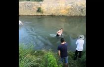 شاهد: إنقاذ طفلة ذات ثلاث سنوات من الغرق في نهر جنوب غرب الصين