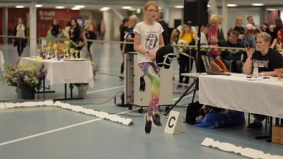 شاهد: فتيات يتنافسن في بطولة ألعاب "دمى رأس الفرس" في فنلندا