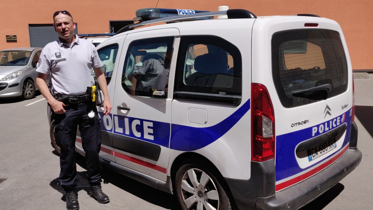 La policía francesa ayuda a un joven que estaba sufriendo la peor pesadilla del estudiante
