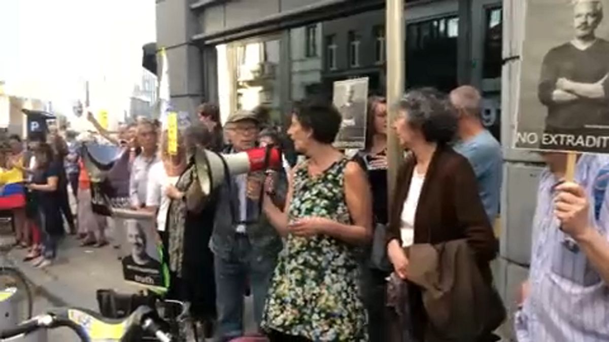 اعتصامٌ أسبوعيٌ أمام السفارة البريطانية في بروكسل للمطالبة بالإفراج عن جوليان أسانج