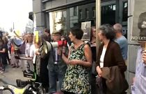 اعتصامٌ أسبوعيٌ أمام السفارة البريطانية في بروكسل للمطالبة بالإفراج عن جوليان أسانج