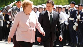 Sorge um Merkel (64): Kanzlerin beginnt plötzlich zu zittern