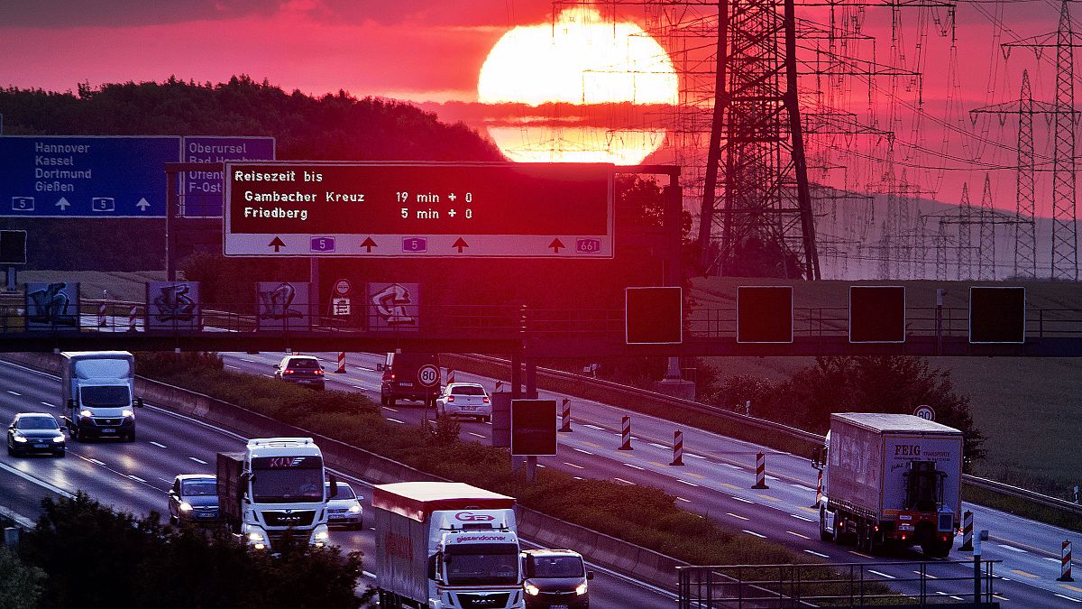  A felkelő napkorong fénye világít be egy autópályát Frankfurt közelében 2019. június 5-én