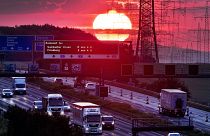  A felkelő napkorong fénye világít be egy autópályát Frankfurt közelében 2019. június 5-én